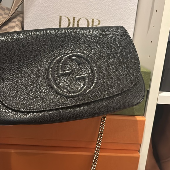 Brand new. Leather Black Gucci bag. It is a shoulder/crossbody with chain strap - Picture 3 of 11